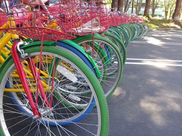 Free bikes to get around the Googleplex; Photo: Rodcrawford / Wikimedia Commons