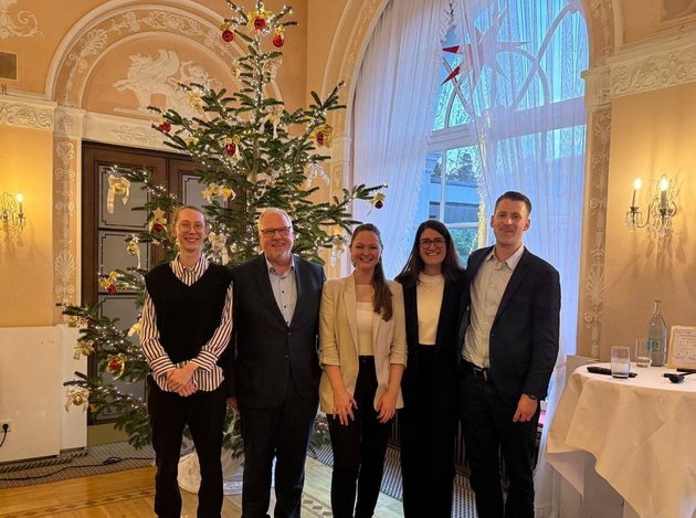 Veranstaltungsteam vor dem Weihnachtsbaum