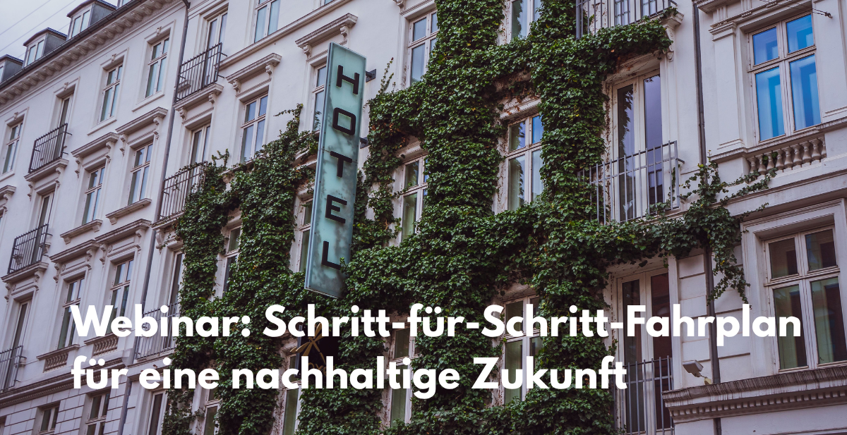 Webinar-Schriftzug vor efeubewachsenem Hotel