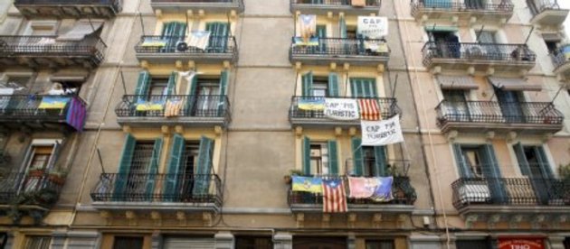 In Barcelona protestieren Bewohner gegen die Nutzung von privaten Wohnungen als touristische Unterkünfte. Bezahlbarer Wohnraum ist in der Metropole knapp, Airbnb verschärft die Situation noch. (Foto: Reuters)