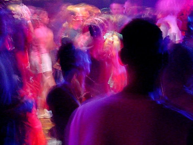 Rave Dancers in natural Motion; Experimental digital photography by Rick Doble / CC-BY-SA-4.0