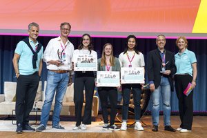 Gewinnerin der Stipendien Pia Weber, Lena Waldron und Hoang Duoc Duong (3. bis 5. von links) mit Merle Losem (rechts) und Otto Lindner (links) anlässlich des upnxt Hospitality Festivals 2024. Mit auf dem Bild die Gewinner der Produktinnovation des Jahres und des IHA-Start-up Awards 2024 (2.v.l.): André Roeske, Senior Vice President Sales ADA Cosmetics International GmbH und Brendan May, Geschäftsführer Hotel Res Bot (2.v.r.). © Upnxt/Elevatr