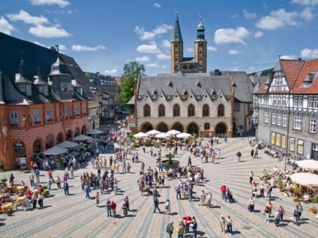 Marktplatz mit Rathaus und Hotel Kaiserworth in Goslar; 
© GOSLAR marketing gmbh