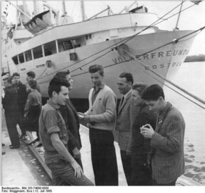 MS Völkerfreundschaft - Ausgezeichnete Lehrlinge des VEB Bau-Union Potsdam kurz vor dem An-Bord-gehen am .7.960 in Rostock. Foto: Eva Brüggmann, Bundesarchiv, Bild 83-74690-0009 / Wikimedia Commons