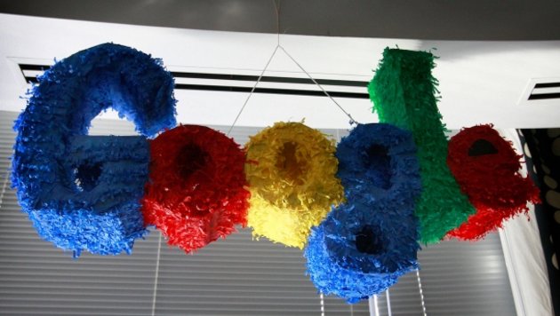 Google-Logo als Piñata aus Pappmaché. Foto: © AFP