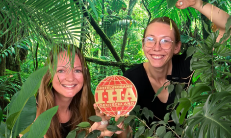 Zwei Frauen mit Logo des Hotelverbands im Dschungel