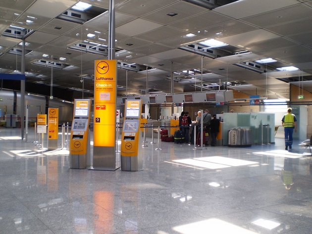 Lufthansa Check-in Terminal am Frankfurter Flughafen; Foto: Apdency / Wikimedia Common