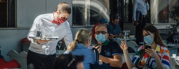 Restaurant in Paris in pandemic times; Photo: Cyril Marcilhacy / Bloomberg