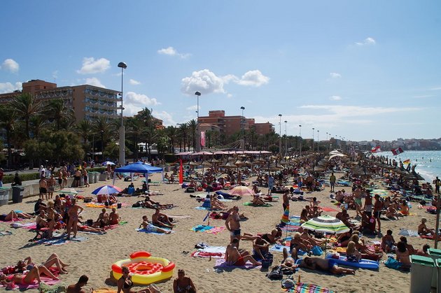 Strand am „Ballermann 6“, Playa de Palma; © Oliver Lipp / Wikimedia Commons CC-BY-SA-3.0