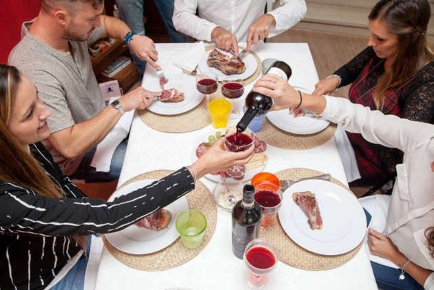 Lunch mit Menschen aus anderen Ländern: Airbnb präsentiert sich gerne als Netzwerker; © Airbnb