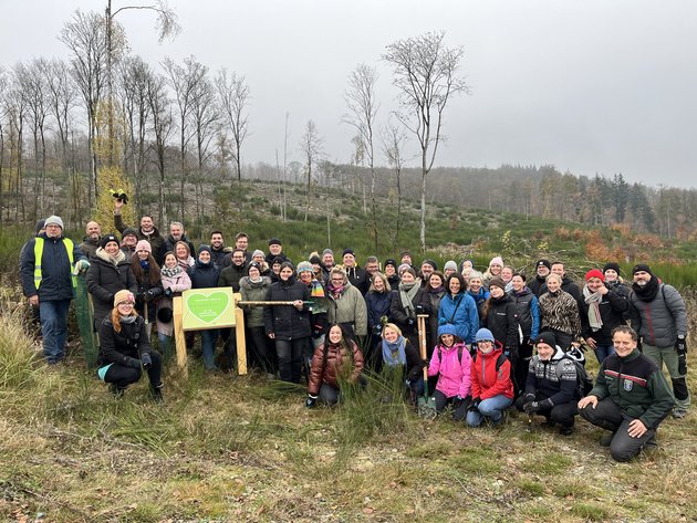 Gemeinsam für den Klimaschutz: Die DEHAG Hospitality Group AG, zu der die Unternehmen allinvos, BWH Hotels Central Europe, progros und unitels gehören, hat im Rahmen ihres jährlichen Social Days eine große Baumpflanzaktion im Taunus organisiert. So trafen sich Anfang November rund 60 Mitarbeitende aus allen Firmen der DEHAG im hessischen Schmitten und pflanzten im so genannten Herzenswald insgesamt mehr als 350 Bäume. Bild: progros