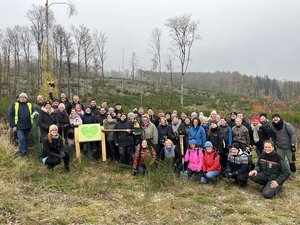 Gemeinsam für den Klimaschutz: Die DEHAG Hospitality Group AG, zu der die Unternehmen allinvos, BWH Hotels Central Europe, progros und unitels gehören, hat im Rahmen ihres jährlichen Social Days eine große Baumpflanzaktion im Taunus organisiert. So trafen sich Anfang November rund 60 Mitarbeitende aus allen Firmen der DEHAG im hessischen Schmitten und pflanzten im so genannten Herzenswald insgesamt mehr als 350 Bäume. Bild: progros