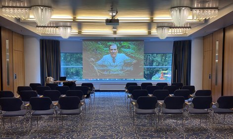 Veranstaltungsraum mit Stuhlreihen