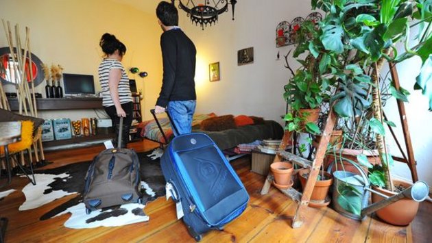 Eine über die Online-Plattform Airbnb gebuchte Privatwohnung in Berlin | © Jens Kalaene/dpa