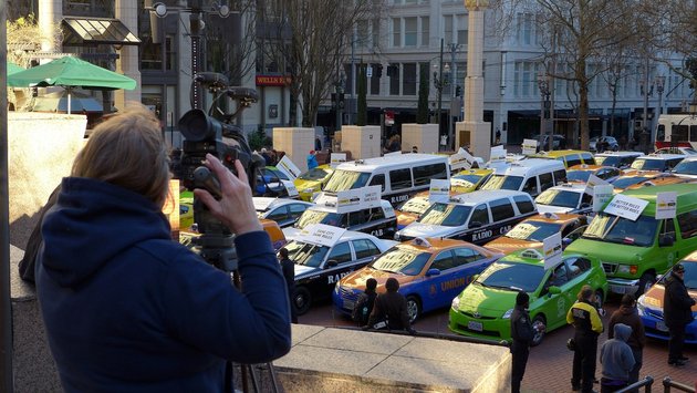1Protest von 460 Taxen gegen Uber auf Portland's Pioneer Square am 13.01.015; © Aaron Parecki / Wikimedia Commons CC BY .0