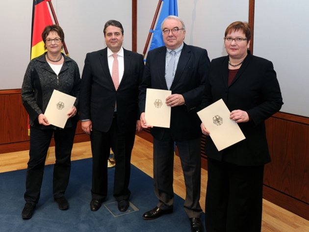 1Bundesminister Sigmar Gabriel (.v.l.) mit den Parlamentarischen Staatssekretären Brigitte Zypries, Uwe Beckmeyer, Iris Gleicke (v.l.n.r.); Foto: BMWi