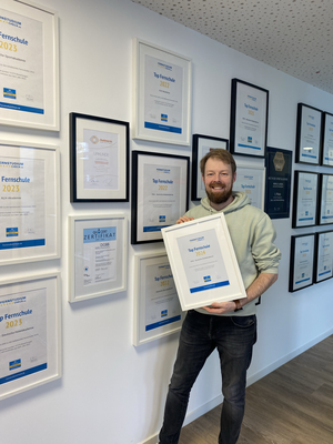 DHA-Studientutor Thomas Dähn freut sich über die Auszeichnung der DHA zur Top-Fernschule. Bild: DHA