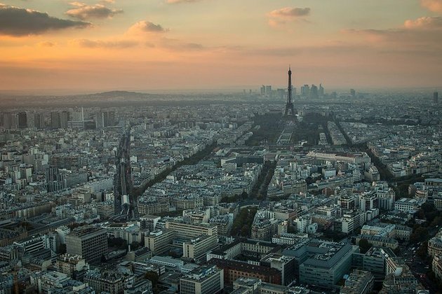 1Blick vom Tour Montparnasse auf den Eiffelturm; © Ryan / CC-BY-.0