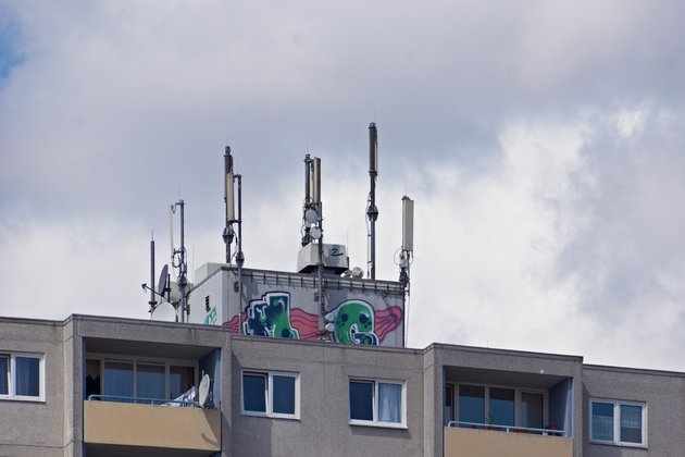 Mobilfunk-Antennen und Ferseh-Satelittenschüsseln auf einem Wohn- und Geschäftshaus in Fulda; © Verum / Wikimedia Commons CC BY-SA 3.0