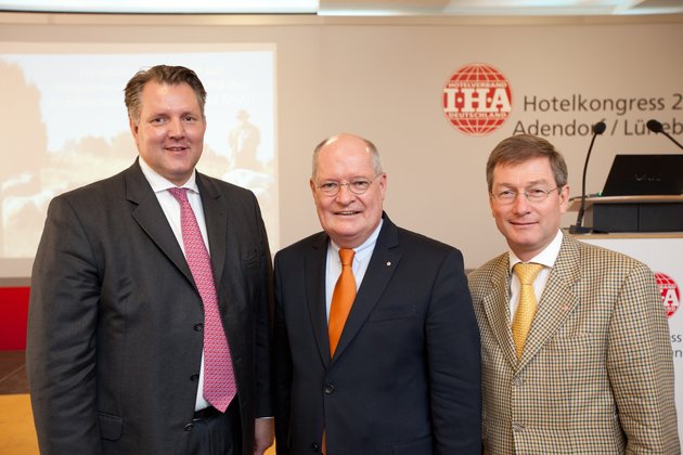 1IHA-Hotelkongress 010 in Lüneburg; v.l.n.r: Marco Nussbaum, Fritz G. Dreesen und Wilhelm Luxem