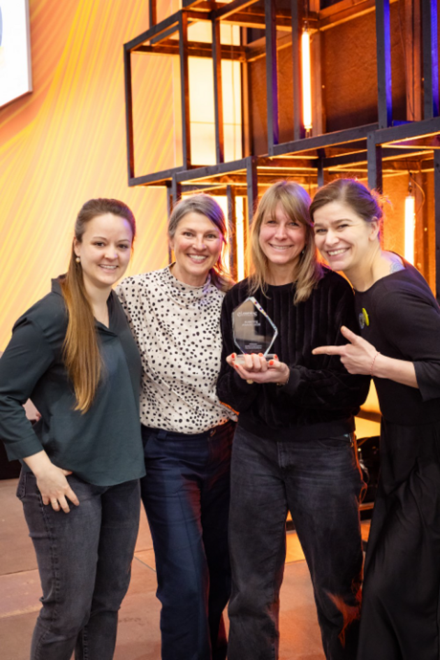 DHA und Chickpeace freuen sich über die Auszeichnungen für das Qualifizierungsprogramm „Food Service Assistance“ (v.l.n.r.): Sarah Gregor (Deutsche Hotelakademie), Manuela Maurer, Marjan van Harten und Antje de Vries (Chickpeace Akademie). Bild: Maria Feck. 