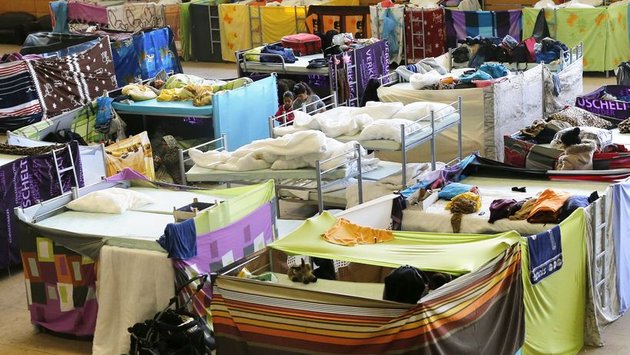 Betten in einer Notunterkunft für Flüchtlinge in Berlin-Hohenschönhausen. © Fabrizio Bensch/Reuters