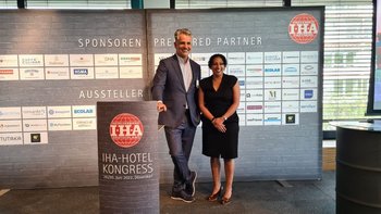 Otto Lindner, Vorsitzender des Hotelverbandes Deutschland (IHA) und Nina Zimmermann, CEO von kununu & MD New Work Austria
