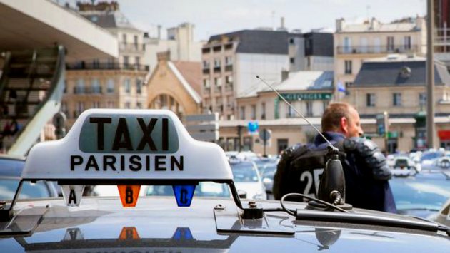 Pariser Taxifahrer blockieren die Porte Maillot. © Audrey Poree / dpa