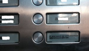 Türschild in Berlin-Mitte, fotografiert in unmittelbarer Nähe des Verbändehauses "Handel - Dienstleistung - Tourismus".