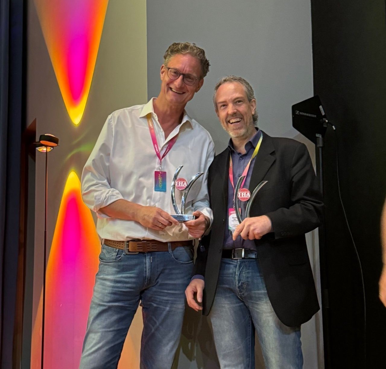 Die Gewinner der Produktinnovation des Jahres und des IHA-Start-up-Awards 2024 (v.l.): André Roeske, Senior Vice President Sales ADA Cosmetics International GmbH, und Brendan May, Geschäftsführer Hotel Res Bot.