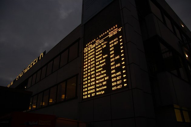 Flughafen Berlin-Schönefeld bei Nacht; © Ralf Roletschek / CC-BY-NC-ND 3.0