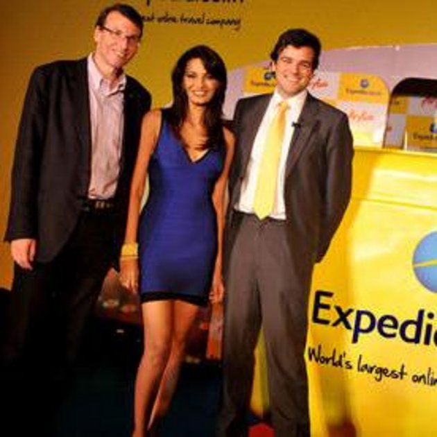 Die Macher von Expedia Scott Durchslag und Dan Lynn mit Bollywood-Star Diana Hayden; Foto: AFP