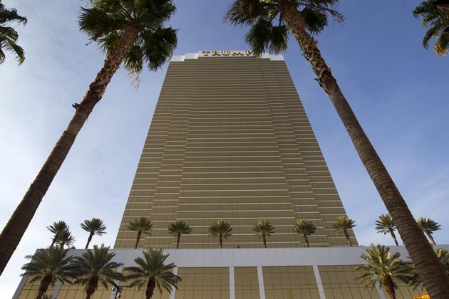 1This Aug. 1, 015 file photo shows the Trump International Hotel in Las Vegas. Customer credit and debit card numbers may have been stolen at seven Trump hotels after its payment systems were hacked for nearly a year. (Foto: Steve Marcus/Las Vegas Sun via AP, File)