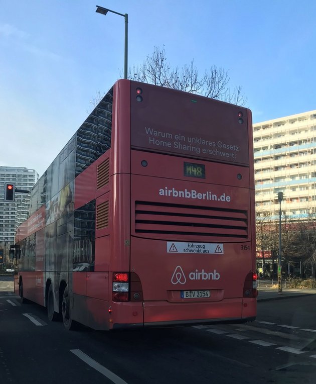 1Airbnb-Werbung auf einem Bus der Berliner Linie M48 am 13.1.017