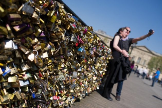 Für viele Paare gehört es zu einem romantischen Paris-Besuch dazu, am Geländer der Pont des Arts ein Vorhängeschloss anzubringen. / Foto: picture alliance/abaca