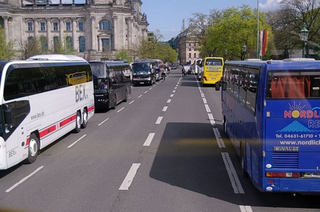 Reisebusse vor dem Reichstag; Foto: Dirk Ingo Franke / Wikimedia Commons