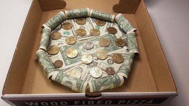 © www.reddit.com/r/mildlyinteresting/comments/eodnbf/this_money_pizza_my_grandfather_made_for_me/