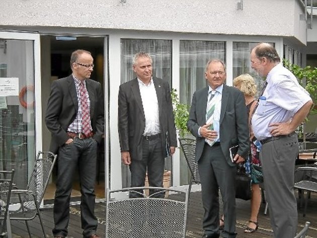 MdL Peter Hofelich, Rolf Berlin, Bürgermeister Markus Wendel und MdL Thomas Blenke (von links); Foto: Stocker/Schwarzwälder-Bote
