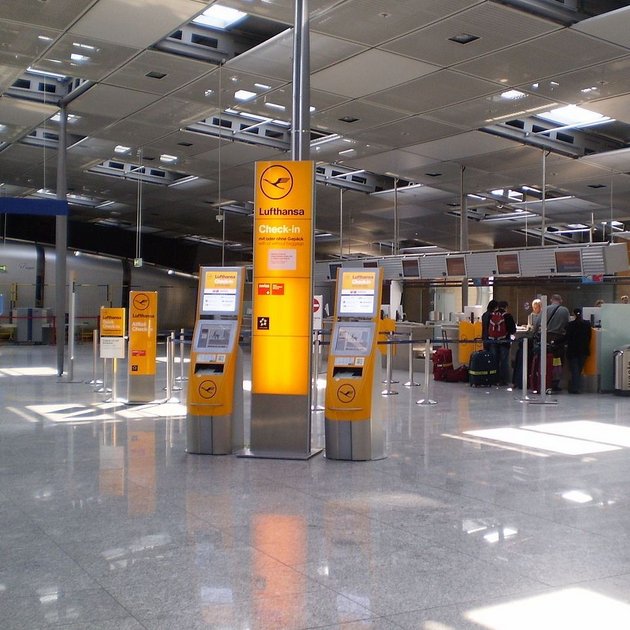 Lufthansa Check-in Terminal am Frankfurter Flughafen; Foto: Apdency / Wikimedia Commons