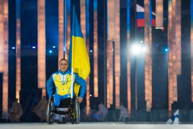 Ein-Mann-Protest: Nur Michailo Tkatschenko repräsentierte das 74-köpfige ukrainische Team bei der Eröffnungsfeier der Paralympics im russischen Sotschi. Foto: dpa.