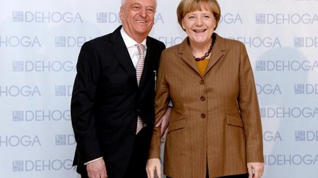 DEHOGA-Bundespräsident Ernst Fischer und Bundeskanzlerin Angela Merkel posieren beim siebten DEHOGA-Branchentag in Berlin. Foto: dpa, ped sab