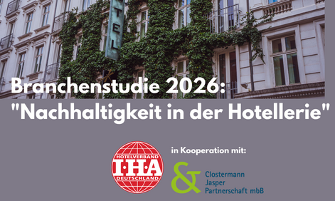 Schriftzug + Logos Hotelverband und Clostermann & Jasper vor einem efeubewachsenem Hotel