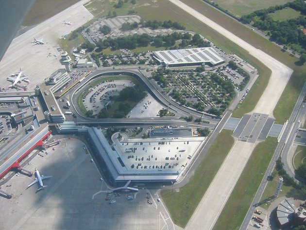 1Luftbild Flughafen Berlin-Tegel TXL im Jahr 005; © Tim Pritlove / CC BY .0