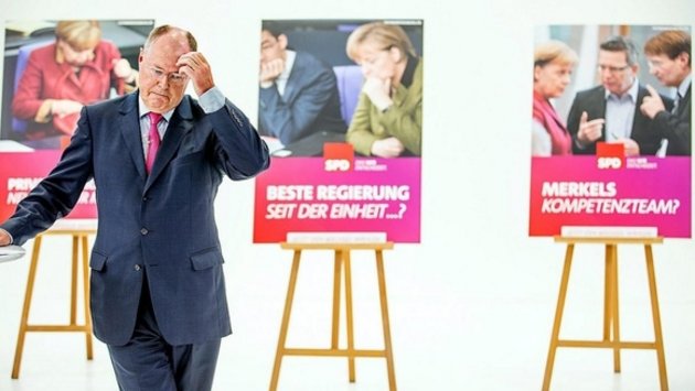 1SPD-Kanzlerkandidat Peer Steinbrück am 31. Juli 013 in Berlin bei der Präsentation der Wahlkampf-Plakate seiner Partei; Foto: Hannibal / dpa