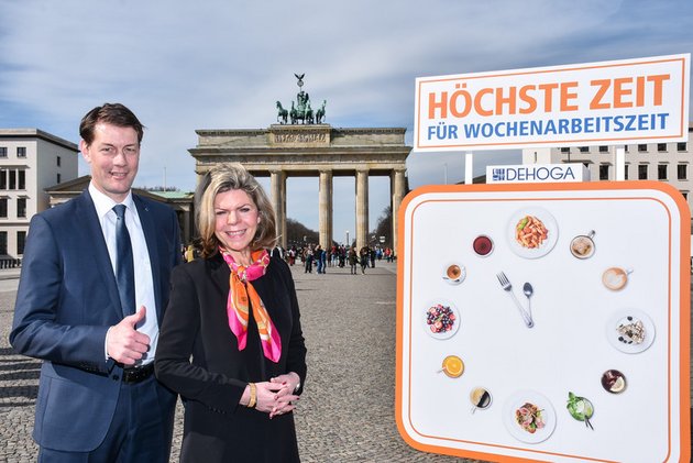 DEHOGA-Präsident Guido Zöllick und Hauptgeschäftsführerin Ingrid Hartges zum Kampagnenstart am Brandenburger Tor; Foto: DEHOGA / Bildschön