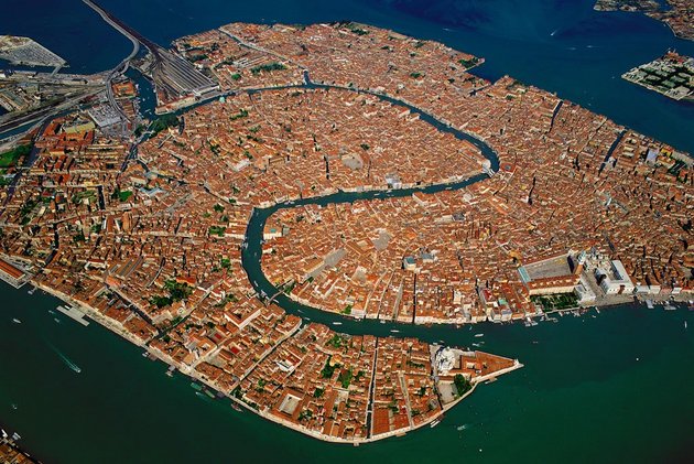 1Luftbildaufnahme Venedig 01; © Horst-schlaemma / Wikimedia Commons CC0