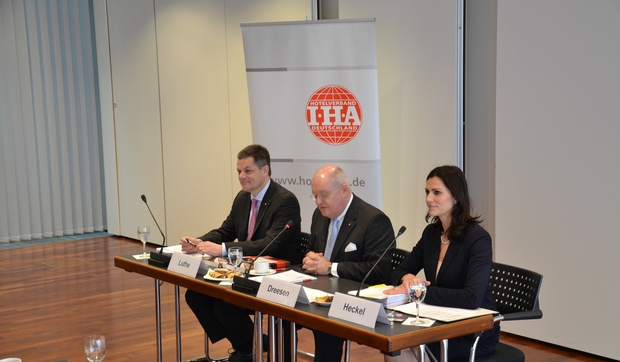 1IHA Jahrespressekonferenz 015
v.l. Markus Luthe, Hauptgeschäftsführer Hotelverband Deutschland (IHA) / Fritz G. Dreesen, Vorsitzender Hotelverband Deutschland (IHA) / Stefanie Heckel, Pressesprecherin Hotelverband Deutschland (IHA).