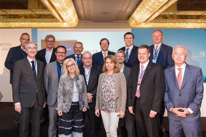 Das neue HOTREC Executive Committee (v.r.n.l.): Ákos Niklai, Manfred Pinzger, Markus Luthe, Adrian Cummins, Samuel Lacombe, Susanne Kraus-Winkler, Ramón Estalella, Jens Zimmer Christensen, Tony Zahra (Malta), Agni Christidou, Danny Van Assche, Marinus Cordesius, Christian de Barrin (CEO) und Joan Gaspart (EHF).