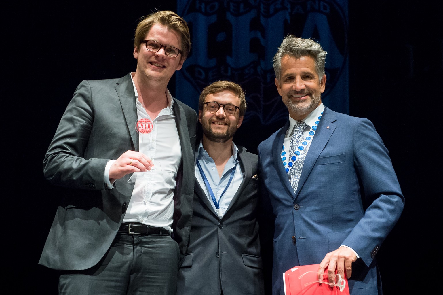 Seriensieger bei der „Produktinnovation des Jahres“: Moritz von Petersdorff-Campen und Tilmann Volk (beide Gründer und Geschäftsführer von SuitePad GmbH), IHA-Vorsitzender Otto Lindner (von links); © Harry Schnitger