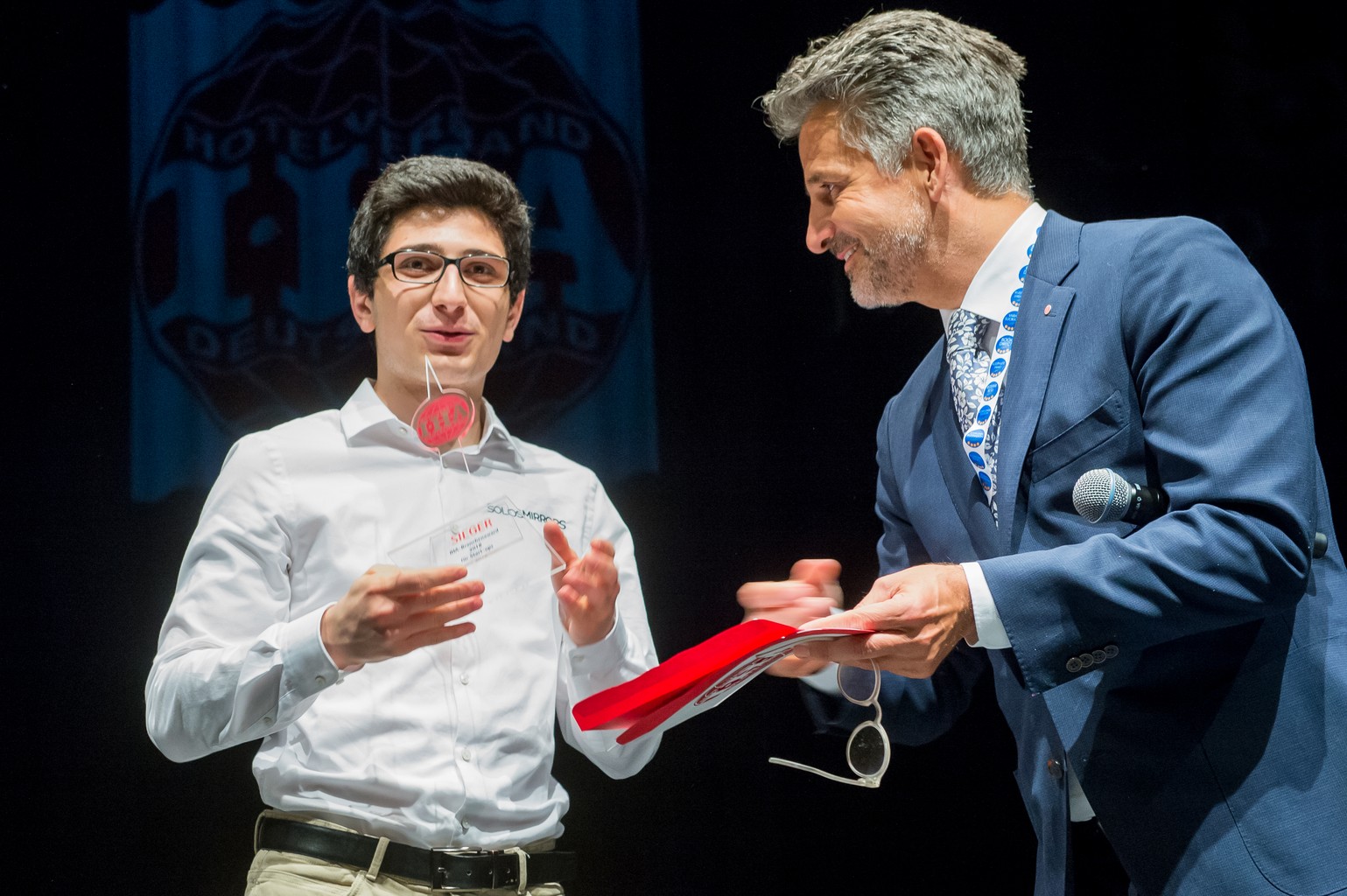1Preisübergabe an den Gewinner des IHA-Branchenawards 018 für Start-ups: Giorgi Khubua, Gründer und Geschäftsführer von SOLOS Mirrors / Stecnius UG (li.) mit IHA-Vorsitzendem Otto Lindner (re.); © Harry Schnitger